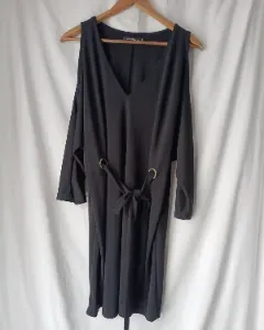 Robe noire à épaules ouvertes