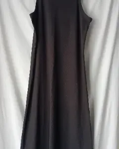 Robe longue noire sans manches