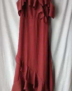 Robe longue bordeaux à volants