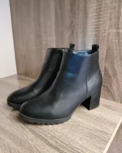 Small heel boots