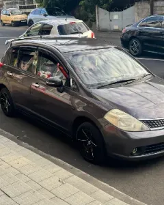 Nissan tida hatchback automatique 235k adebat 