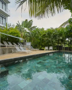 A vendre appartement enrez de jardin à Pointe Aux Canonniers accessible aux etrangers.