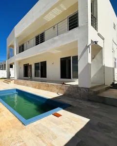 VILLA NEUVE AUX BEAUX VOLUMES À PEREYBERE