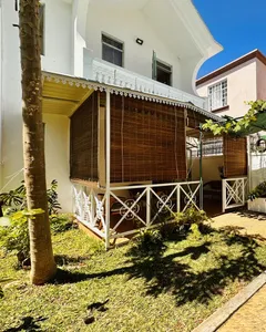 UN DUPLEX À L’ESPRIT PETITE MAISON, À DEUX PAS DE LA PLAGE