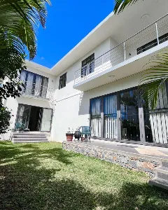 Villa contemporaine construite en 2023 à Grand Baie .  Idéale pour une vie de famille ou un investis
