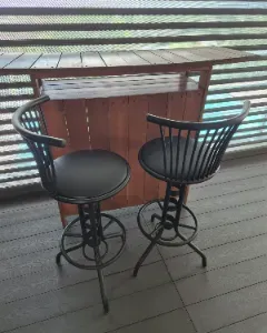 Bar avec tabourets 