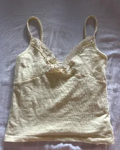 Subdued butter yellow top