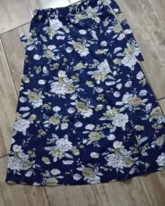 Jupes bleues à fleurs