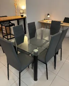 Table à manger en verre + 6 chaises grises simili-cuir