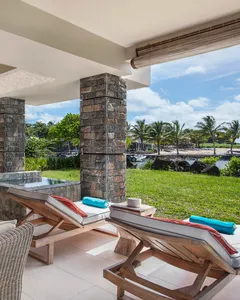 Appartement moderne de 2 chambres avec piscine privée et vue mer.