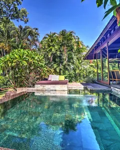 Luxueuse villa moderne avec piscine privée et accès au front de mer