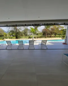 Villa de 4 chambres en bord de mer dans une résidence sécurisée.