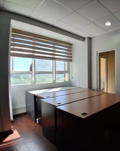 Bureau moderne meublé à proximité des commodités.