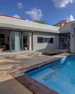 Magnifique villa de plain-pied fraîchement livrée avec piscine privée, dans un quartier résidentiel et paisible