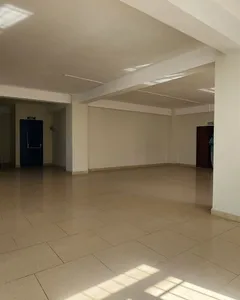 Espace bureaux lumineux non meublé de 126,54 m² avec balcon