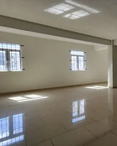 Bureau spacieux non meublé de 257m2 avec balcon