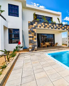 Villa moderne de 3 chambres sur deux niveaux, avec piscine privée et vue sur la mer