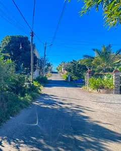Terrain spacieux de 713 m² à Roche Terre, à proximité des écoles, des arrêts de bus, des hôpitaux et des commerces, idéal pour y construire la maison de vos rêves.