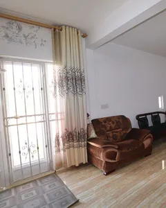 Spacieux rez-de-chaussée de 140 m² avec 3 chambres, eau & électricité incluses