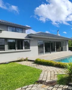 Belle villa moderne de 4 chambres à Moka, récemment rénovée avec piscine privée, cuisine américaine et vue sur la montagne dans une résidence de type Smart City