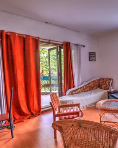 Appartement de 1 chambre situé au deuxième étage dans une résidence sécurisée.