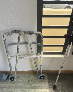 Deambulateur canne botte plattre a droite